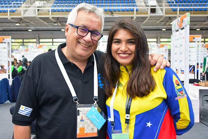 Daniel Rivera Kuzawka, entrenador de la selección femenina de Uruguay y la streamer Tilsia Varela (Venezuela) | Foto: Patricia Claros